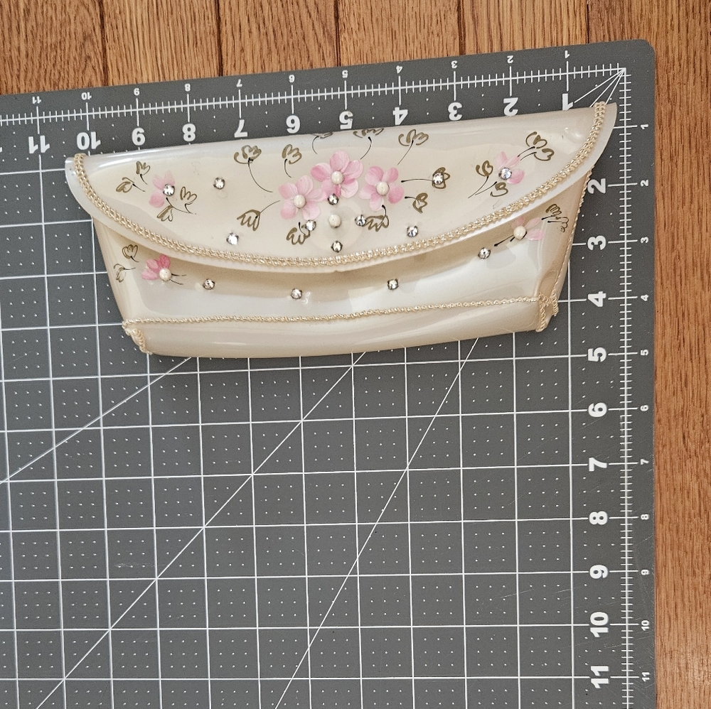 Vintage Vinyl Floral Cream Clutch - Picture 7 of 8